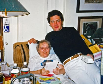 Elisabeth Kübler Ross junto a Ken Ross, uno de sus dos hijos, creador de la Fundación internacional EKR, en honor a su madre