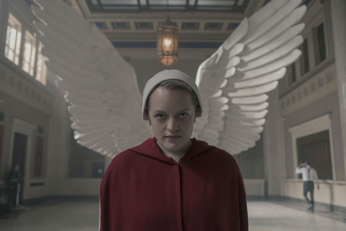 Elisabeth Moss vuelve en 2021 como June en la serie de Bruce Miller que basó su primera temporada en la aclamada novela de Margaret Atwood