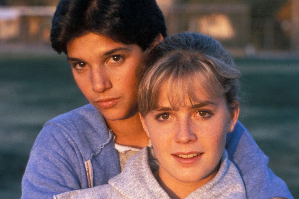 Elisabeth Shue y Pat Morita en Karate Kid (1984). Credit: COLUMBIA PICTURES / Album