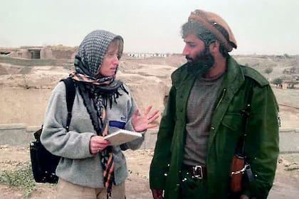 Elisabetta Piqué en Afganistán, durante la invasión norteamericana de 2001