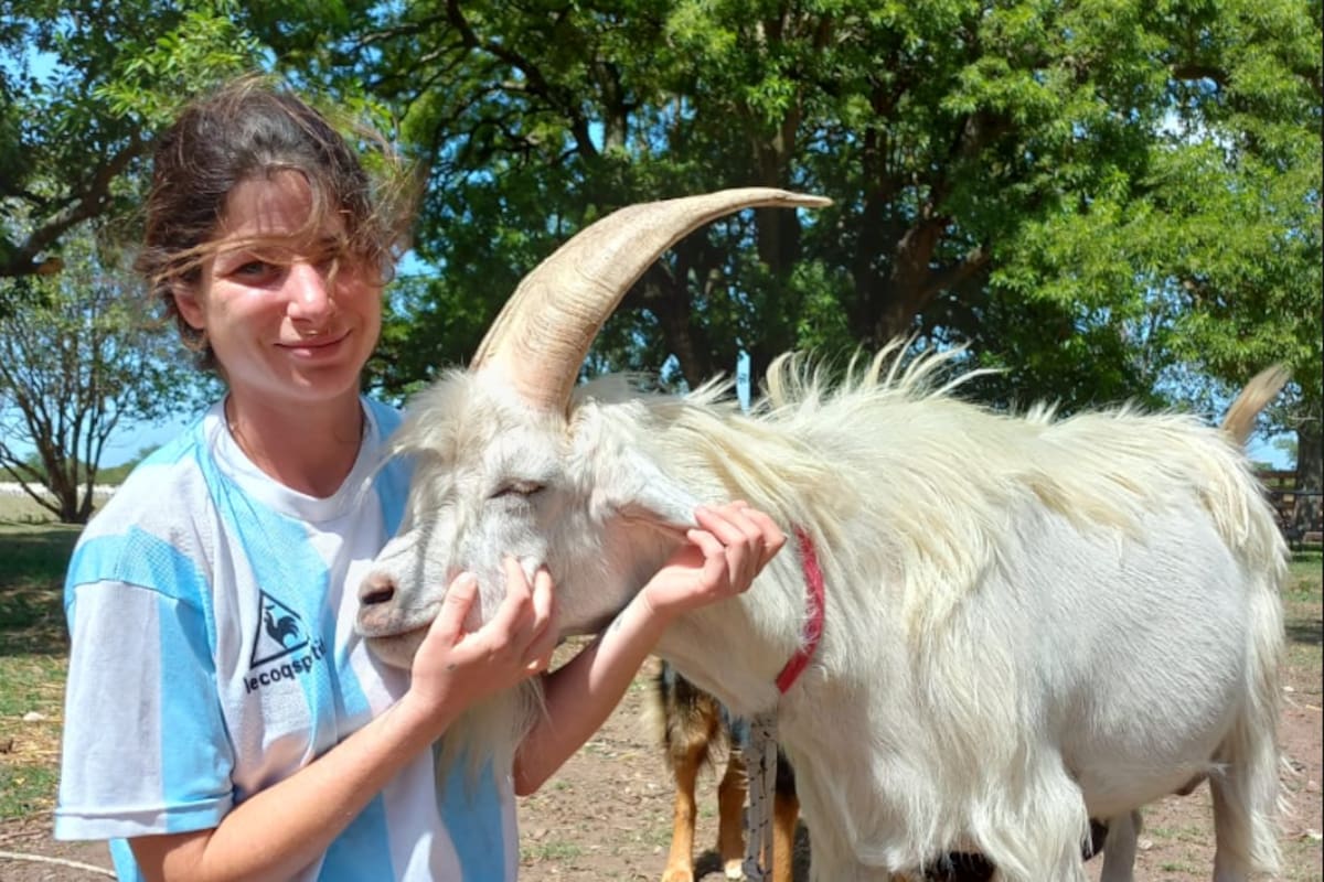 Elise de Rincquesen en su chacra, su lugar en el mundo, donde dio forma a un proyecto: la elaboración de quesos de cabra artesanales