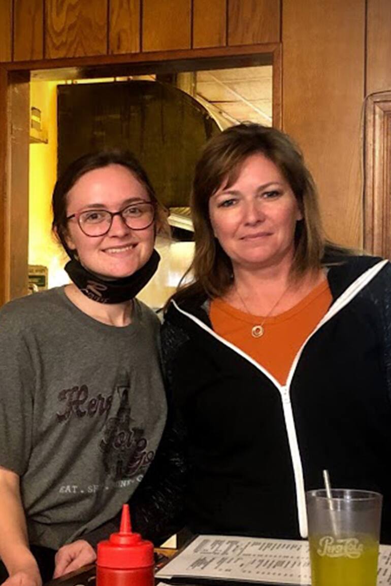 Elise y Ronda Mullins.