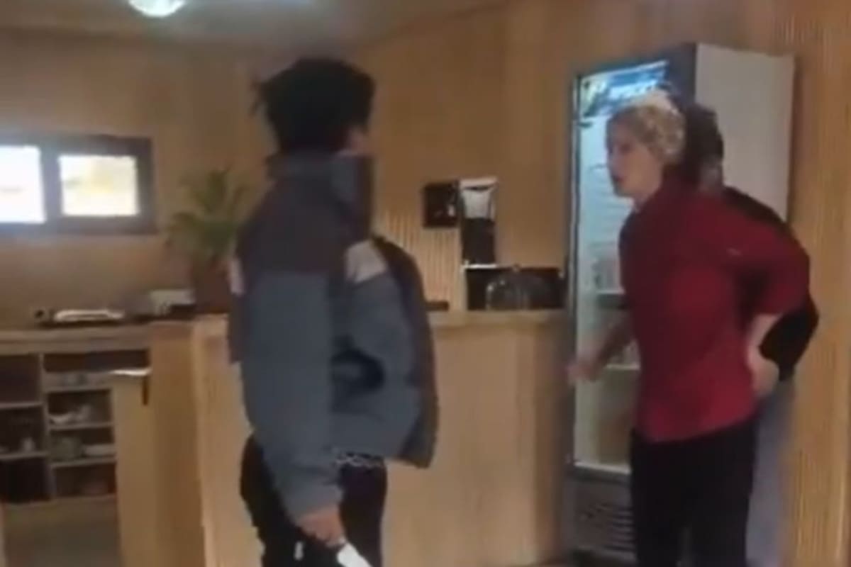 Eliseo Díaz avanza con un cuchillo en la mano hacia el intendente neuquino