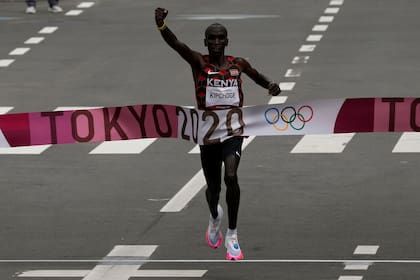 Eliud Kipchoge celebra la medalla dorada en la maratón masculina, en los Juegos Olimpicos de Tokio 2020