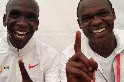 Eliud Kipchoge con su entrenador, Patrick Sang