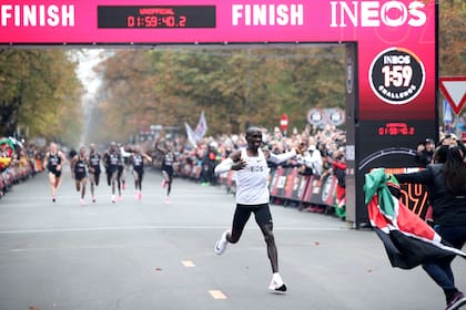 Eliud Kipchoge cruza la meta: misión cumplida, bajando las dos horas