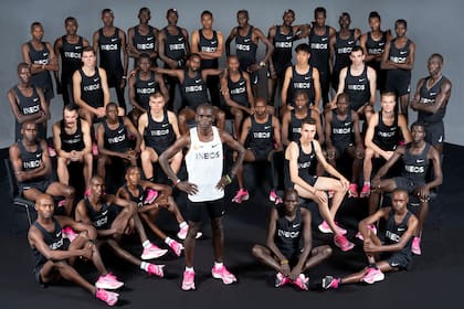Eliud Kipchoge junto a "las liebres", los jóvenes atletas que lo ayudarán en su intento.
