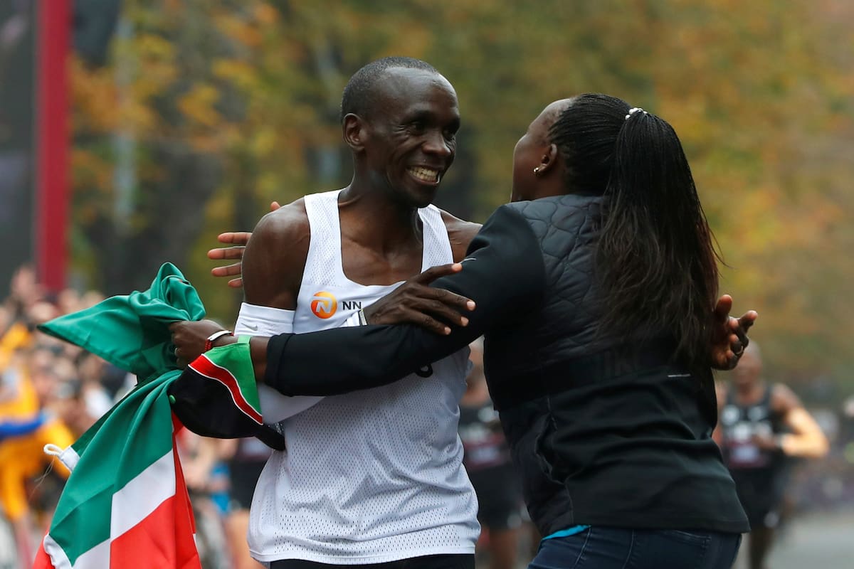 Eliud Kipchoge y el saludo con su esposa, Grace