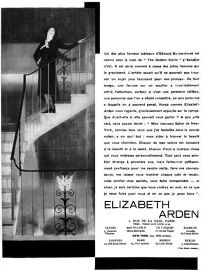 Elizabeth Arden en las escaleras de su nuevo salón, en el 691 de la Quinta Avenida, en 1930. Fue una de sus pocas apariciones en un anuncio. Le gustaba posar en los escalones porque así se sentía más alta
