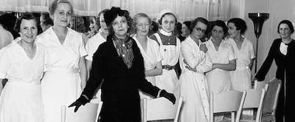 Elizabeth Arden junto a un grupo de empleadas; la empresaria supervisaba personalmente la formación de quienes atendían a sus clientas