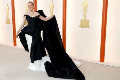 Elizabeth Banks lució un diseño asimétrico en blanco y negro
