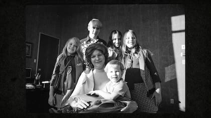 Elizabeth Carmichael junto a sus hijos.