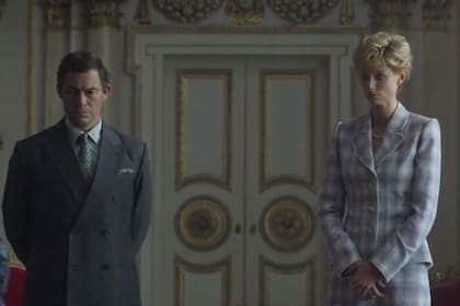 Elizabeth Debicki como Lady Di y Dominic West como el príncipe Carlos