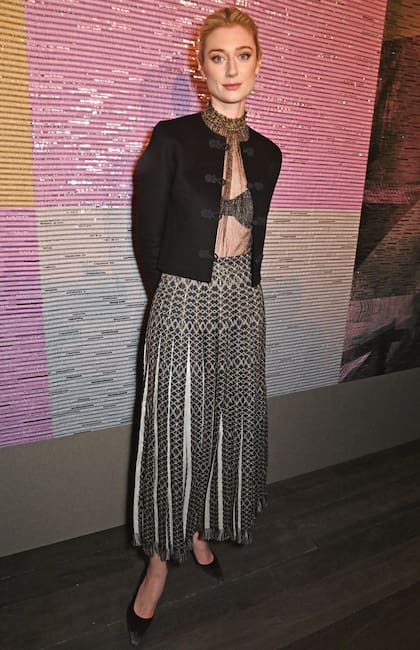 Elizabeth Debicki fue una de las más elegantes de la noche. La rubia combinó texturas y colores con este modelo plisado y lleno de transparencias. Un blazer negro con broches en su delantera fue la prenda perfecta para insinuar sin mostrar tanto.