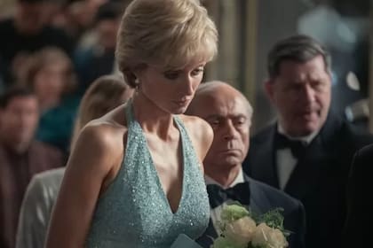 Elizabeth Debicki interpreta a la princesa Diana en la 5ta. temporada de "The Crown"
