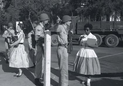 Elizabeth Eckford intentaba ingresar a Central High School y la Guardia Nacional le impidió el paso