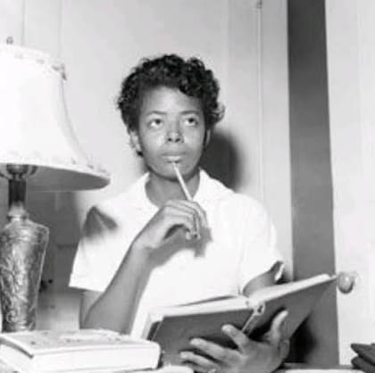 Elizabeth Eckford intentó ingresar a Central High School, en plena lucha contra la segregación racial que impedía a los estudiantes negros asistir a escuelas reservadas para blancos