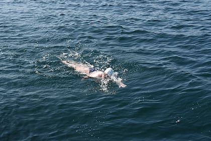 Elizabeth Fry cruzó los "Siete Mares" a nado, a sus 60 años.