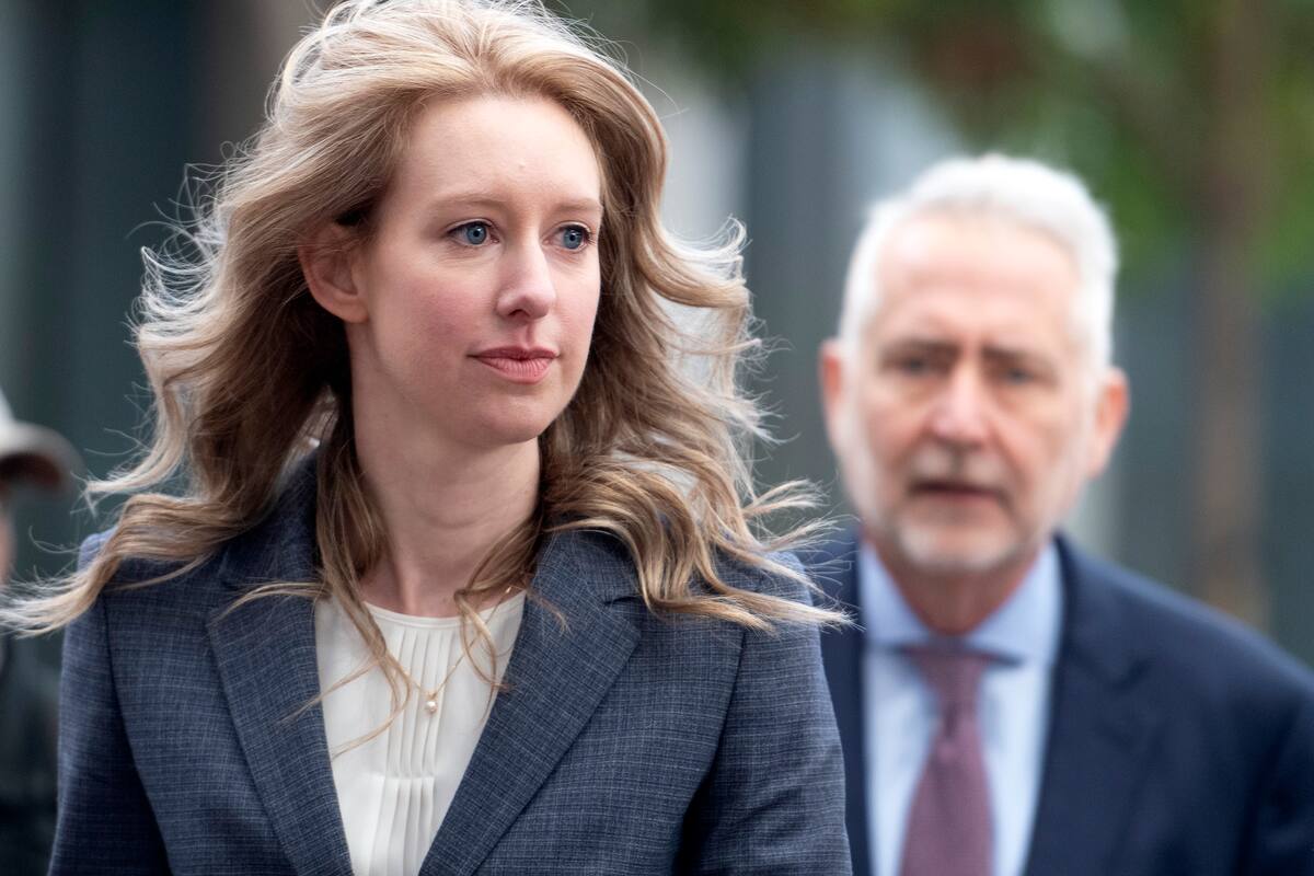 Elizabeth Holmes durante su juicio en 2019. Foto: Yichuan Cao/NurPhoto via Getty Images