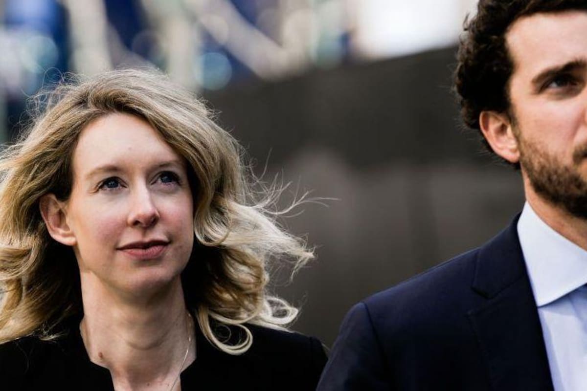 Elizabeth Holmes se hizo famosas con la promesa de una máquina que diagnosticaría enfermedades con una sola gota de sangre.