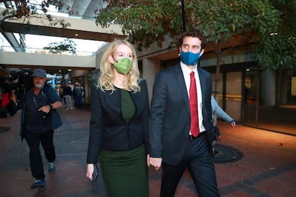 Elizabeth Holmes y su pareja, Billy Evans, a la salida del juzgado federal en San José, California