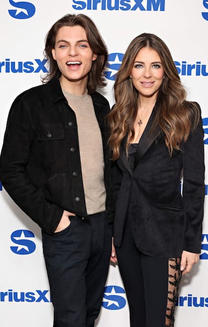 Elizabeth Hurley, de 58 años, y su hijo Damian, de 22, mantienen un vínculo muy estrecho y suelen asistir juntos a distintos eventos. El parecido físico entre ambos no deja de causar asombro