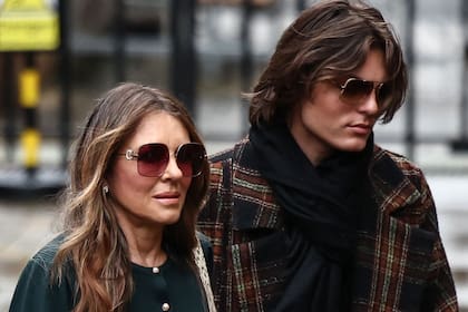 Elizabeth Hurley se quebró durante el juicio contra Daily Mail por el secreto revelado que no quería que su hijo conociera