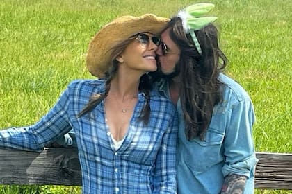 Elizabeth Hurley y Billy Ray Cyrus sorprendieron con su romántica foto en las redes sociales
