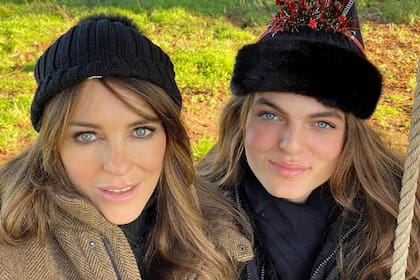 Elizabeth Hurley y su hijo Damian, en una reciente foto que se sacaron para celebrar la Navidad