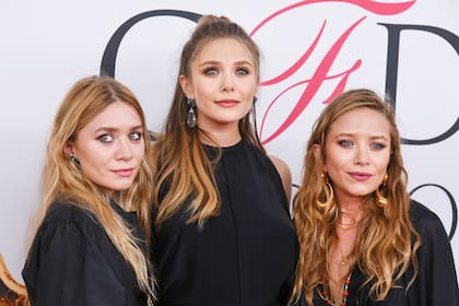 Elizabeth, junto a Mary-Kate y Ashley Olsen, quienes se hicieron famosas siendo muy chicas en la serie Full House