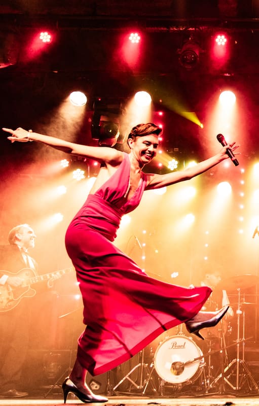 Elizabeth Karayekov canta clásicos del pop y el rock en clave de swing
