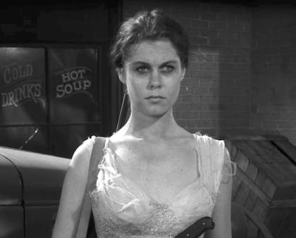 Elizabeth Montgomery en una escena de La dimensión desconocida, en 1959 (Foto: Imdb)