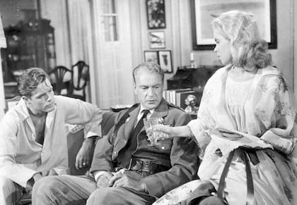 Elizabeth Montgomery junto a Gary Cooper y Jack Lord en Consejo de guerra (Foto: Imdb)