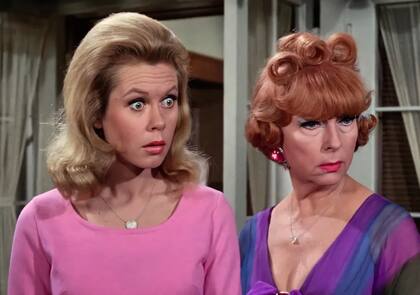 Elizabeth Montgomery y Agnes Moorehead en los papeles de Samantha y Endora, en Hechizada (Foto: Instagram/@