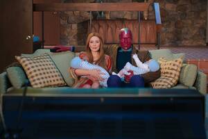 Elizabeth Olsen y Paul Bettany son superhéroes en el Estados Unidos profundo
