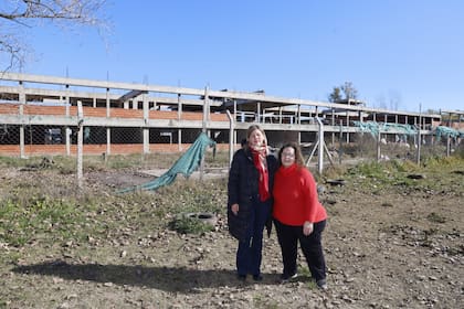 Elizabeth Taborda y Romina Vanesa Aquino, madres de alumnos de la Escuela Secundaria N°176, delante del edificio paralizado