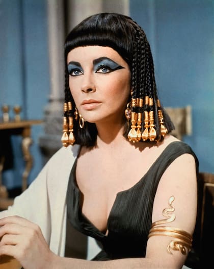 Elizabeth Taylor como una sexy Cleopatra en el film de 1963