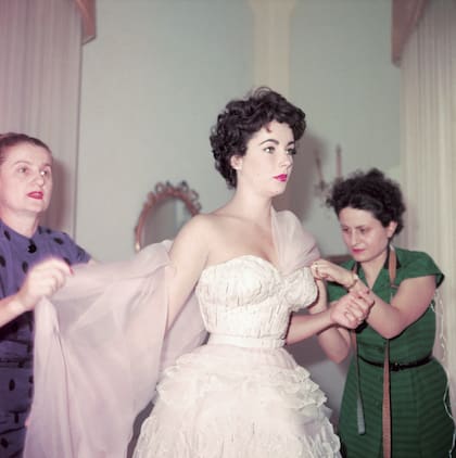 Elizabeth Taylor modela para las Hermanas Fontana en Roma