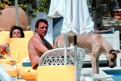 Elizabeth Taylor y Richard Burton en Villa Valentino, Capri, en 1971, tomados furtivamente por la cámara de Umberto Pizzi