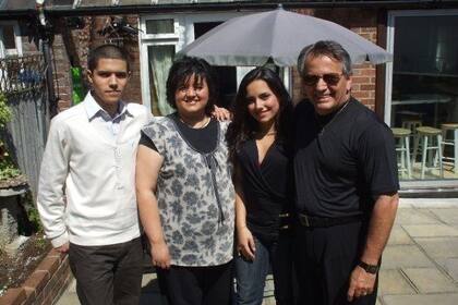 Elizabeth y Fernando dejaron Costa Rica en 1995 y llegaron a Inglaterra como misioneros de la iglesia anglicana. María tenía un año y medio y Josué, tres años