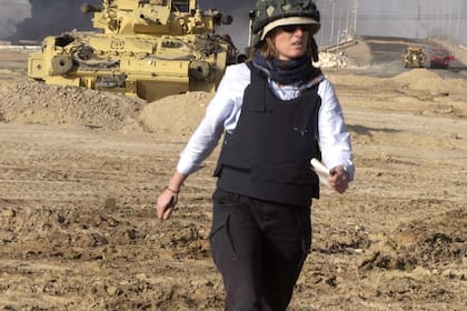 Elizabetta Piqué, corresponsal de LA NACION, frente al puente de Basora, en Irak, el 6 de abril de 2003
