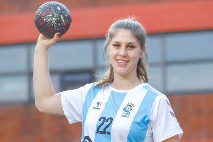 Elke Karsten, de 24 años, es figura y goleadora de La Garra, el seleccionado argentino femenino de handball.