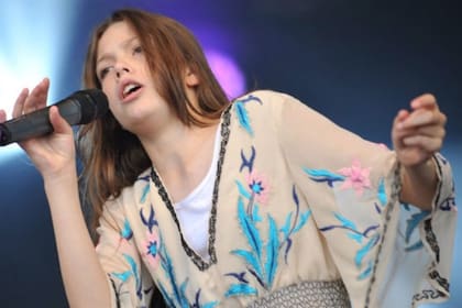 Ella canta como los dioses y su perfomance recorre todos los sitios