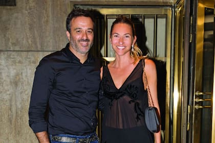Ella, con vestido con transparencias de El Camarín y sneakers con estampado animal print, sostuvo en sus manos una bolsa de Selfridges, la tienda inglesa que tiene sedes en toda Europa. Como Damián volvió esa misma noche de Madrid, todo indicaría que fue el encargado de comprar el regalo para Marcel