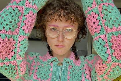 Ella Emhoff es diseñadora y siente pasión por tejer, amor que refleja en las redes sociales.