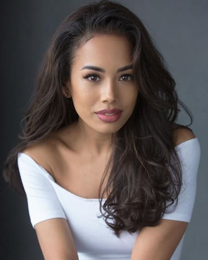 Ella es actriz y cantante, de nacionalidad británica y tiene 33 años