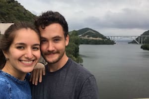 Ella es brasilera, él argentino.