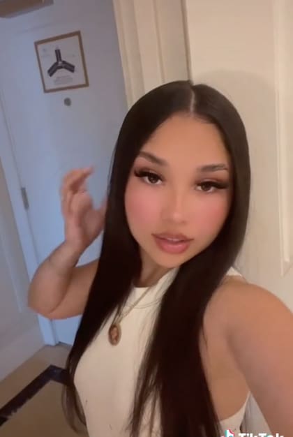 Ella es Kim, la aplicadora de pestañas que se volvió viral