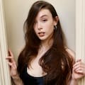 Tiene 22 años, es la hija de dos estrellas del cine y se luce en su papel de asesina