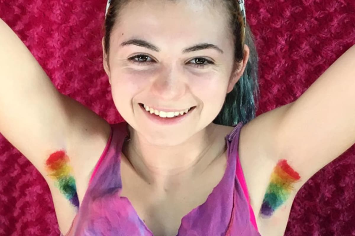 Ella es la precursora de teñirse arco iris en las axilas.